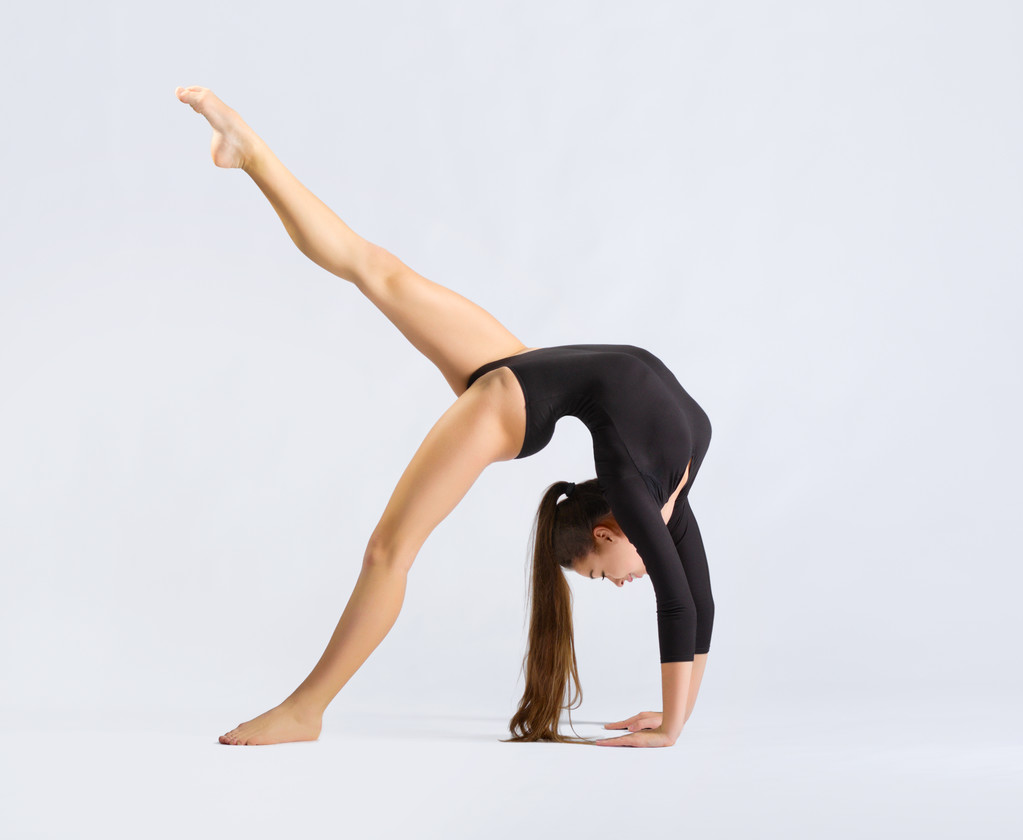 Mladá dívka zabývá umělecké gymnastiky - Fotografie, Obrázek
