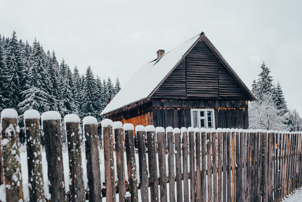 cabine de madeira em montanhas
 - Foto, Imagem