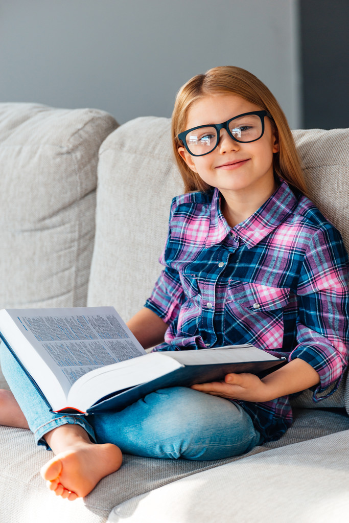 маленькая девочка в очках с книгой
 - Фото, изображение