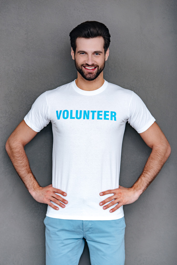 άντρας με μπλουζάκι εθελοντή - Φωτογραφία, εικόνα