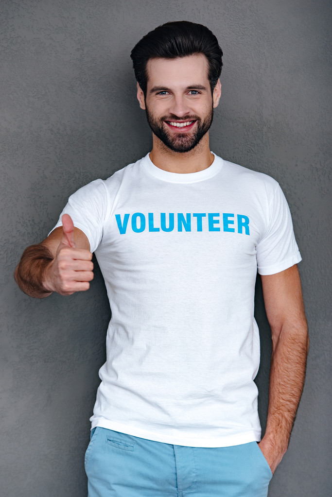 Vapaaehtoinen nuori mies t-paidassa
 - Valokuva, kuva