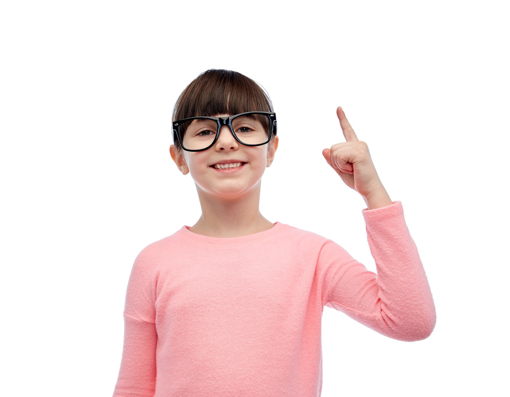 niña feliz en gafas apuntando con el dedo hacia arriba
 - Foto, imagen