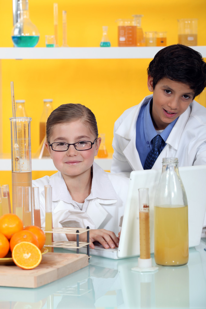 Niños realizando un experimento con naranjas
 - Foto, Imagen