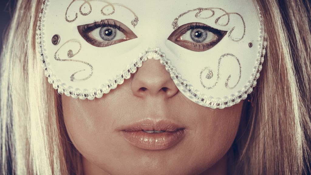cara de mujer con máscara de carnaval - Foto, imagen