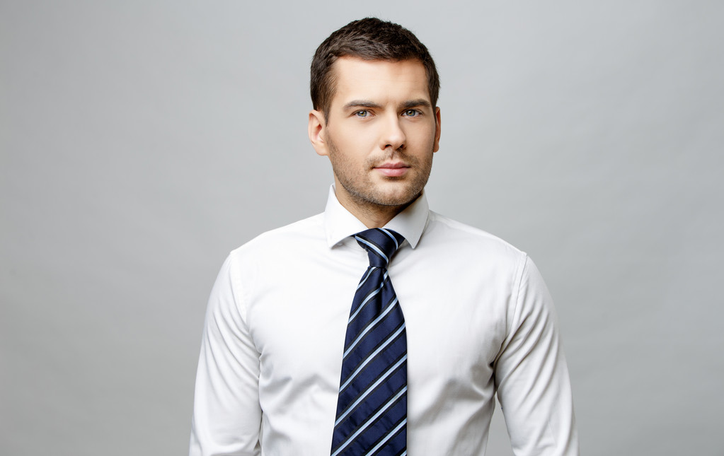 schöner stylischer Geschäftsmann auf grauem Hintergrund - Foto, Bild