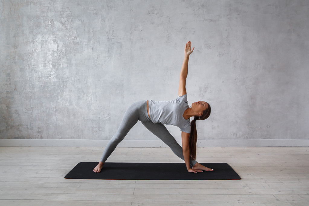 junge Frau praktiziert fortgeschrittenes Yoga - Foto, Bild