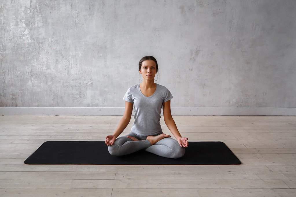 Jeune femme pratiquant le yoga avancé
 - Photo, image
