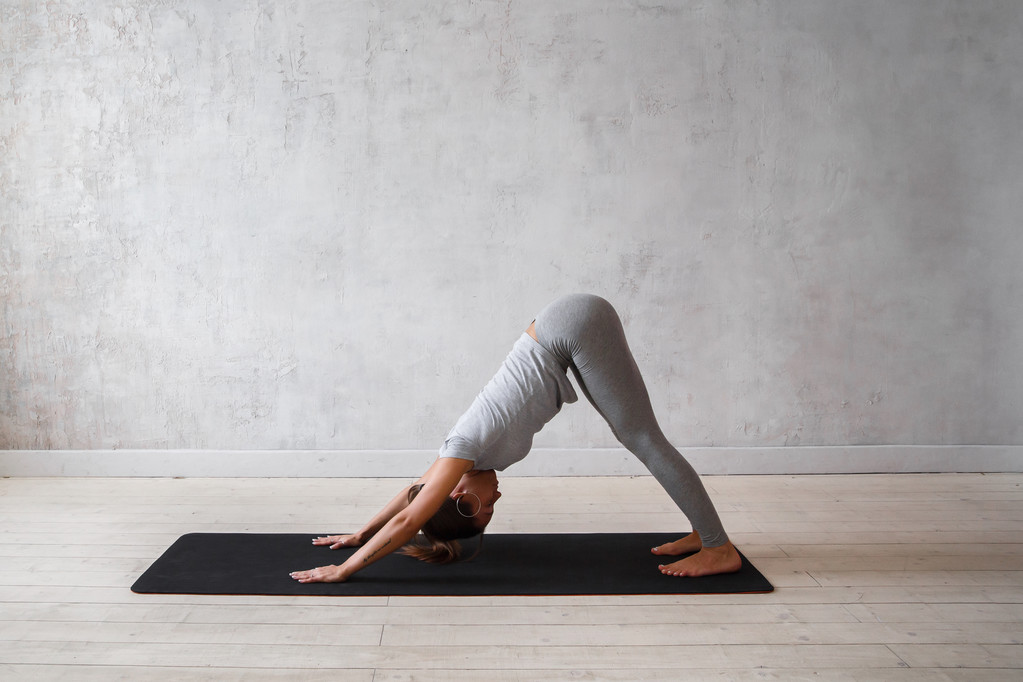 Mujer practicando yoga avanzado
 - Foto, Imagen