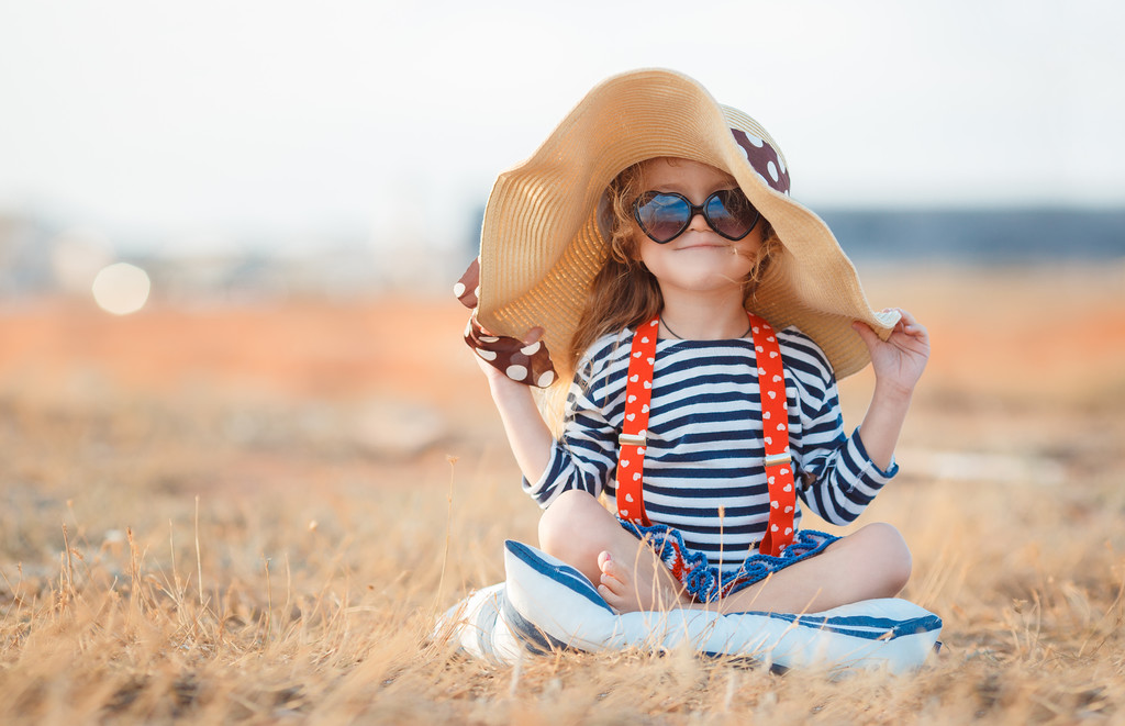 Η ευτυχισμένη κοριτσάκι σε ένα μεγάλο καπέλο - Φωτογραφία, εικόνα