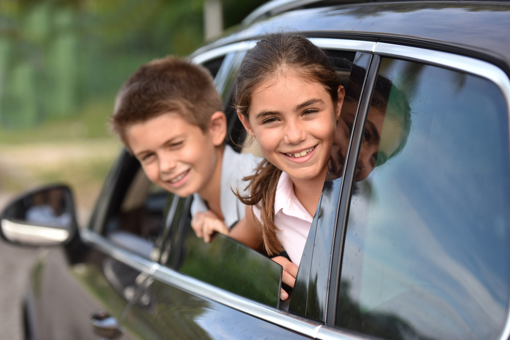 дети смотрят из окна автомобиля
 - Фото, изображение