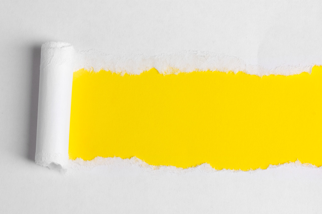 zerrissenes Papier mit gelbem Hintergrund - Foto, Bild