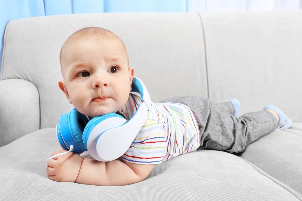 Χαριτωμένο μωρό με τα ακουστικά - Φωτογραφία, εικόνα