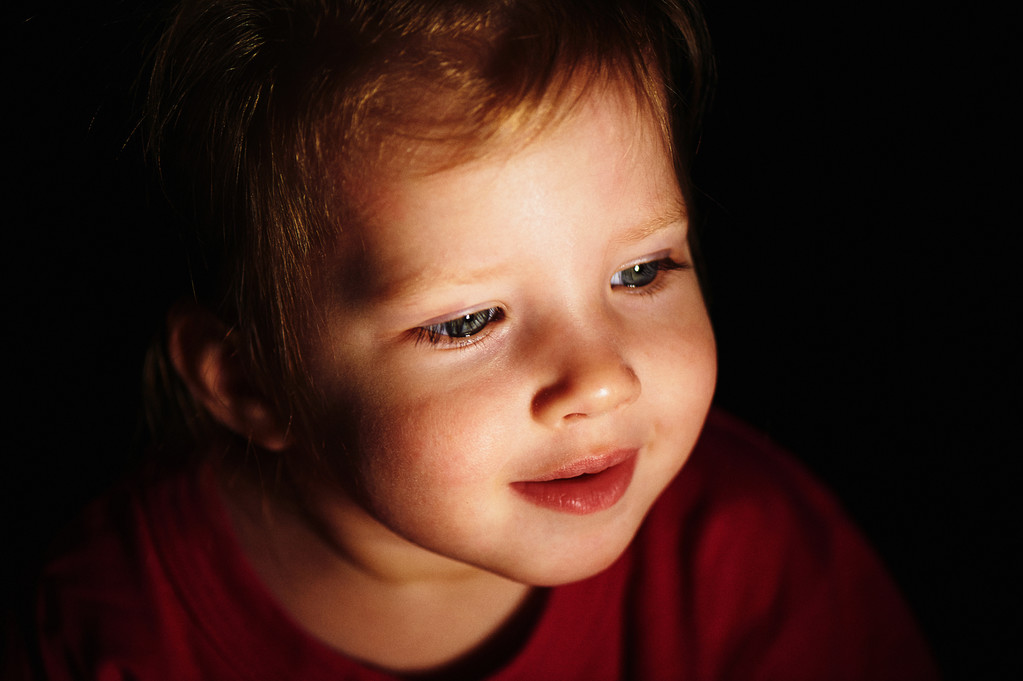 Маленька дівчинка посміхається з коричневим волоссям
 - Фото, зображення