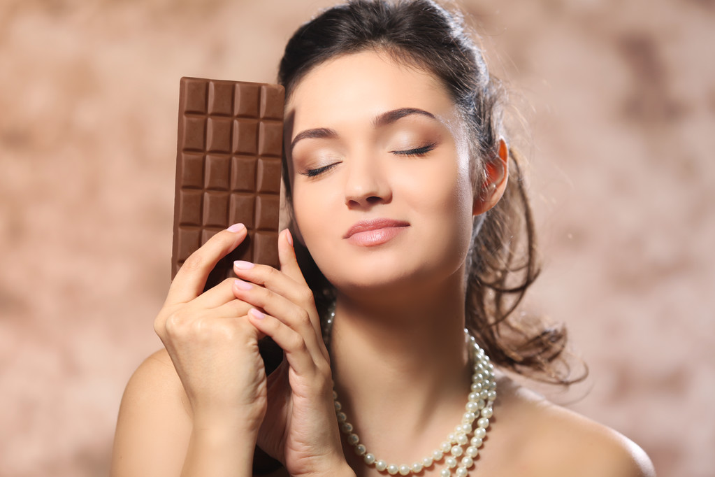 νεαρή γυναίκα με σοκολάτα - Φωτογραφία, εικόνα