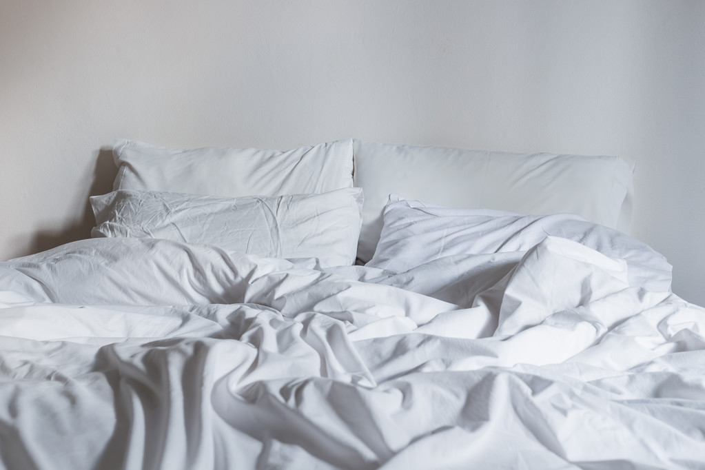 Lenzuola bianche e cuscino, concetto di letto disordinato
 - Foto, immagini