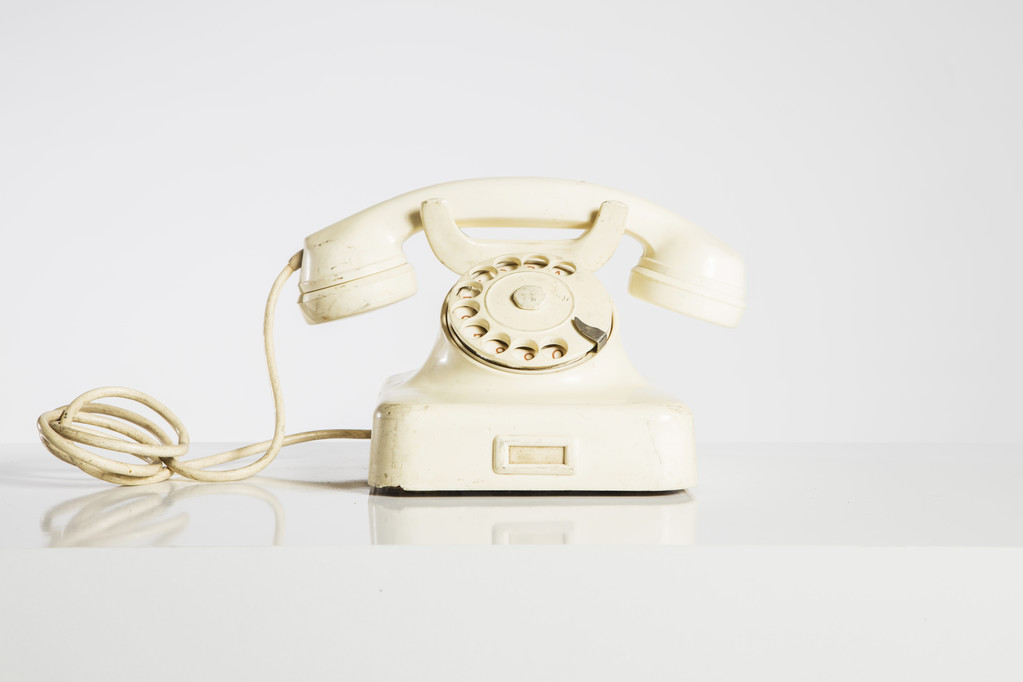 Stary telefon, stary telefon na białym tle - Zdjęcie, obraz