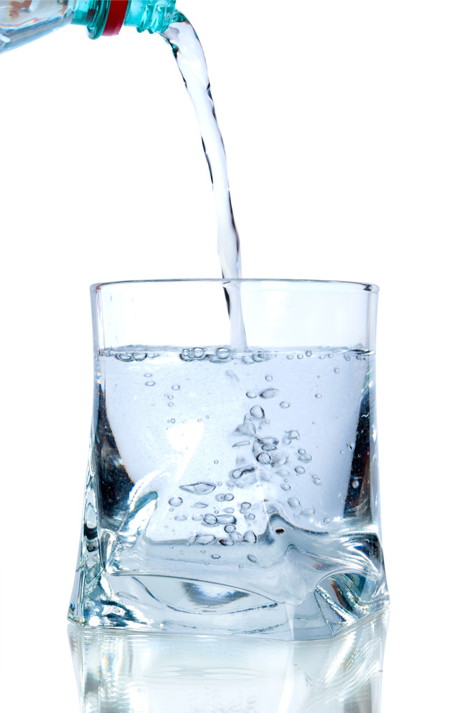 Чистая пресная вода на стекле на белом фоне
 - Фото, изображение
