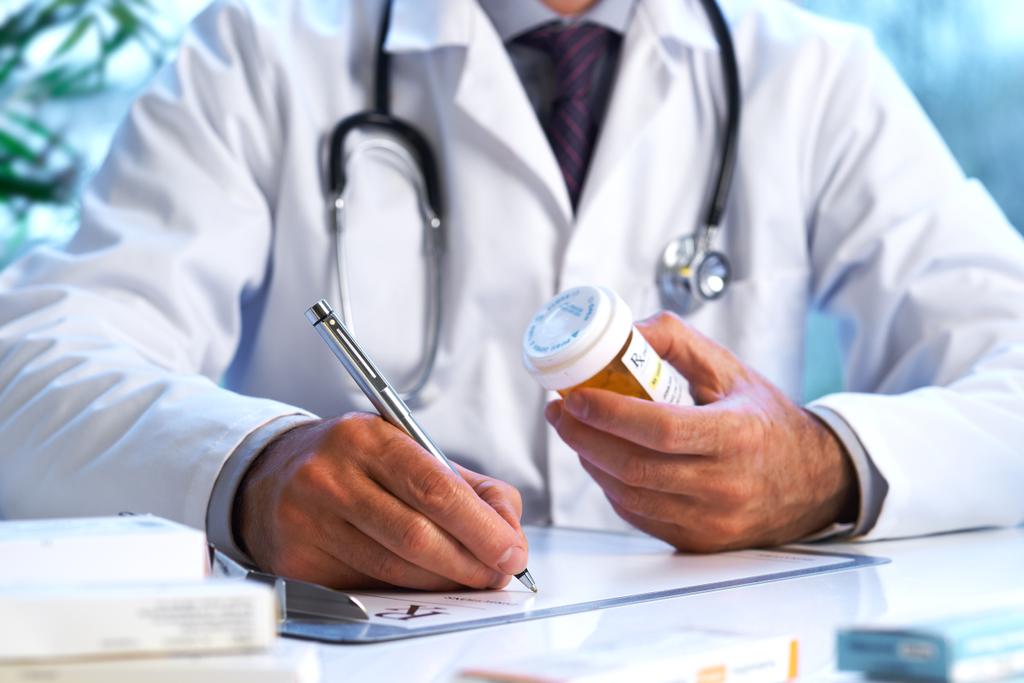 Doctor writing out RX prescription - Photo, Image