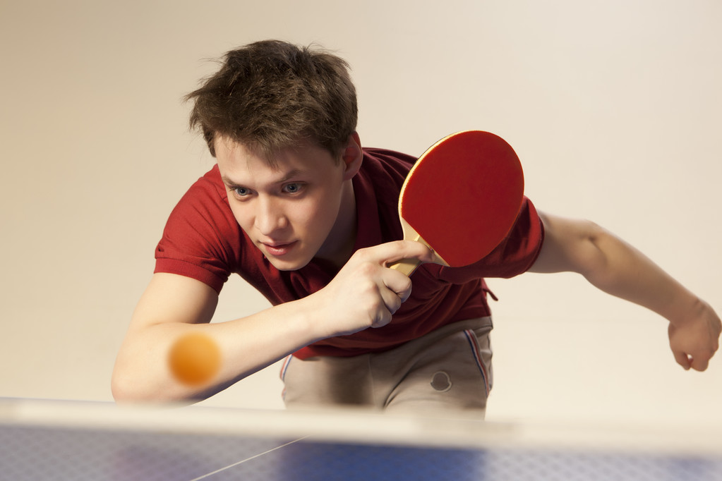 Uomo che gioca a ping pong
 - Foto, immagini