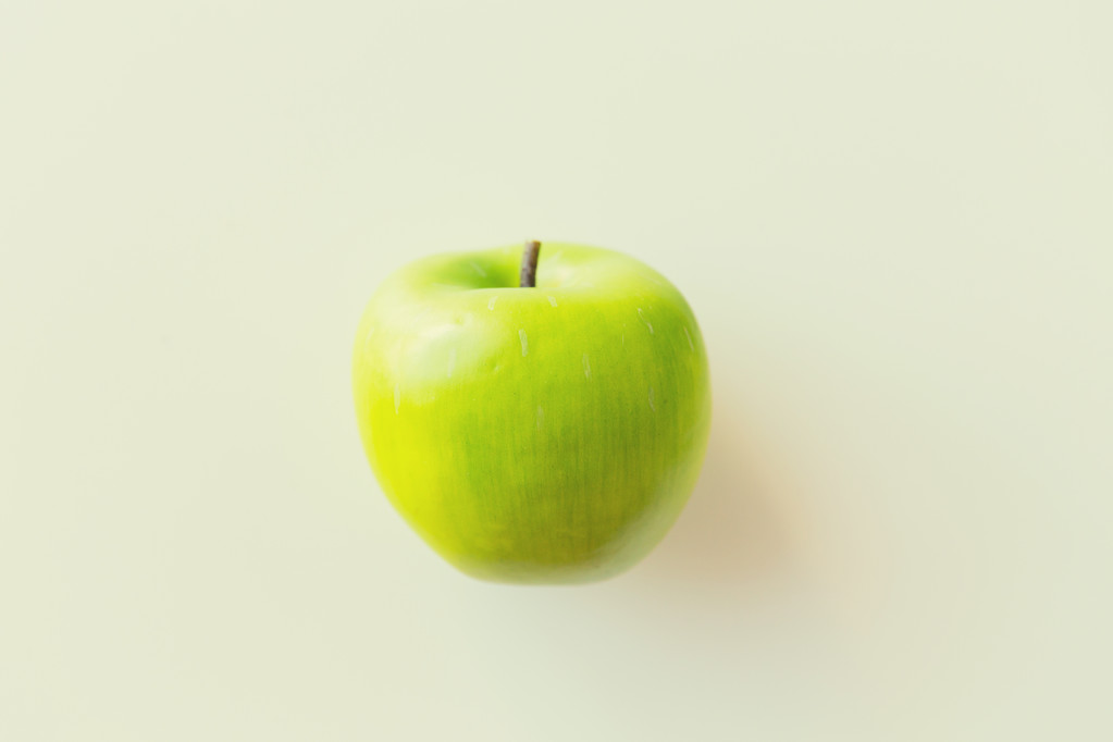 érett zöld alma felett fehér - Fotó, kép