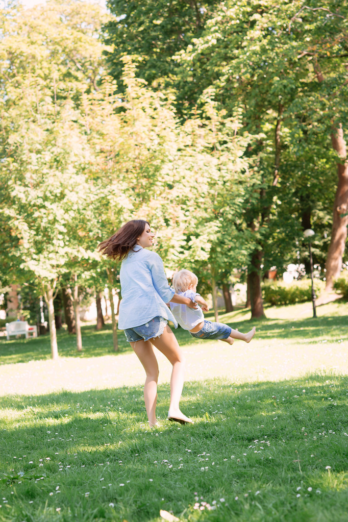 Matka, hrát se svým synem v parku - Fotografie, Obrázek