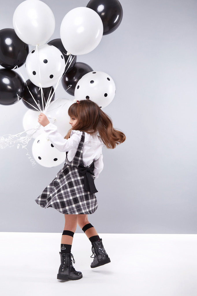 Колекція дівочого одягу маленькі маленькі кульки мода на день народження
 - Фото, зображення