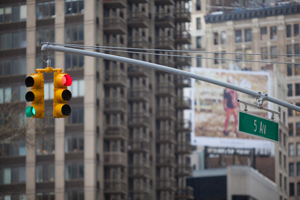 New York city verkeerslichten met wolkenkrabbers op achtergrond - Foto, afbeelding
