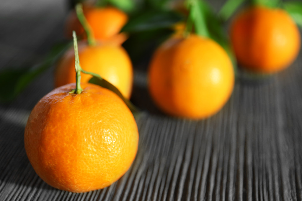 frische Mandarinen mit Blättern auf Holztisch, Nahaufnahme - Foto, Bild