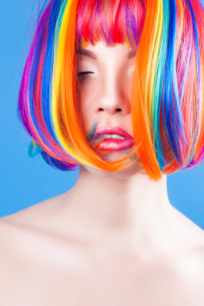 Donna che indossa parrucca colorata
 - Foto, immagini