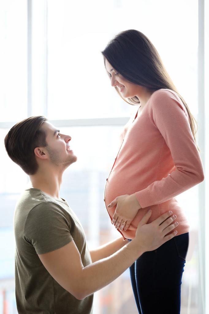 Έγκυος γυναίκα με σύζυγο - Φωτογραφία, εικόνα