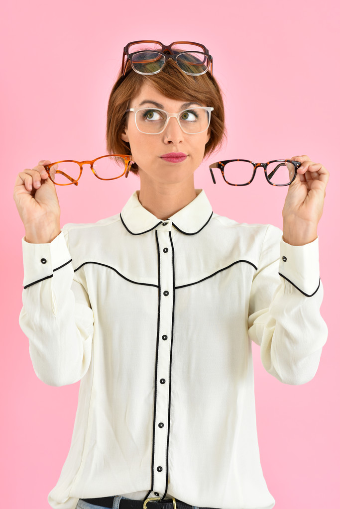 chica elegir gafas graduadas
 - Foto, Imagen