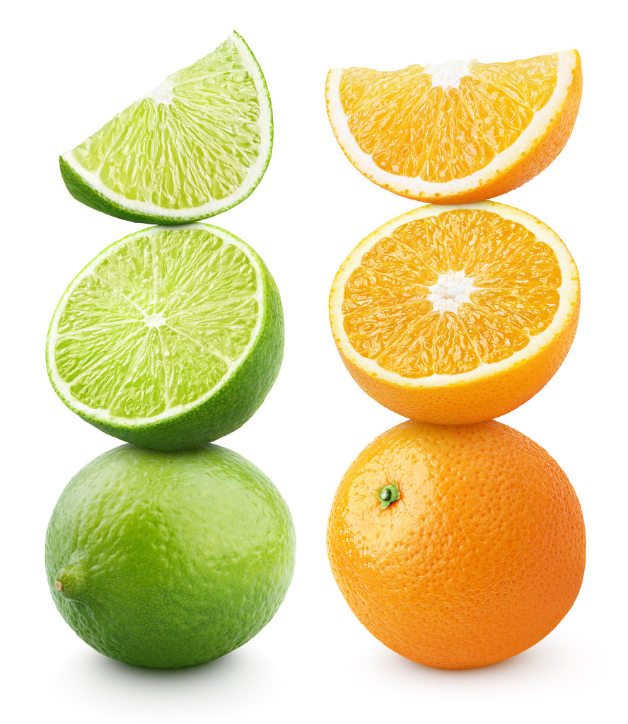 Agrumes mûrs d'orange et de citron vert isolés sur du blanc
 - Photo, image