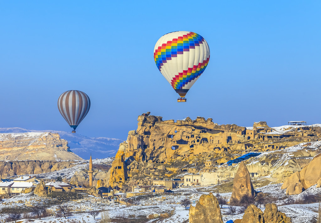 Volando globos sobre montañas al atardecer. Capadocia. Turquía
. - Foto, imagen
