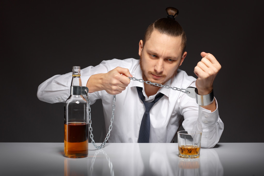 Alkol bağımlılığı erkeklerde - Fotoğraf, Görsel