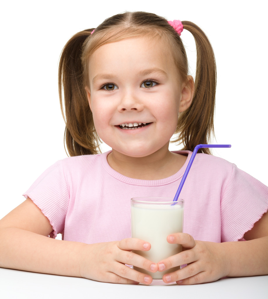 roztomilá holčička s sklenici mléka - Fotografie, Obrázek