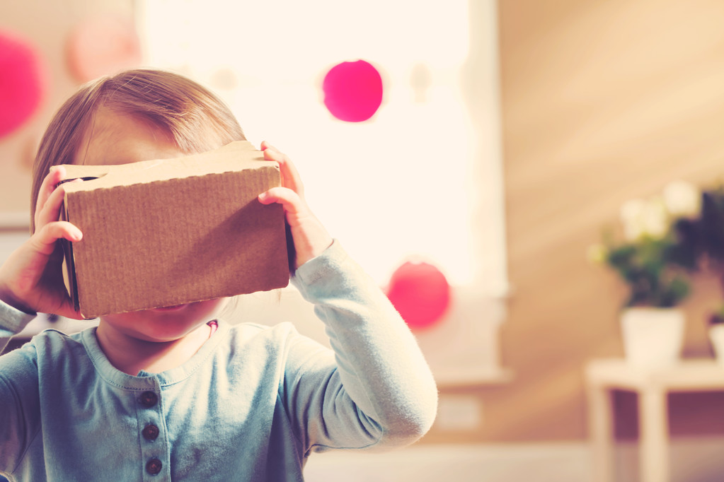 Bambino utilizzando un nuovo auricolare realtà virtuale
 - Foto, immagini