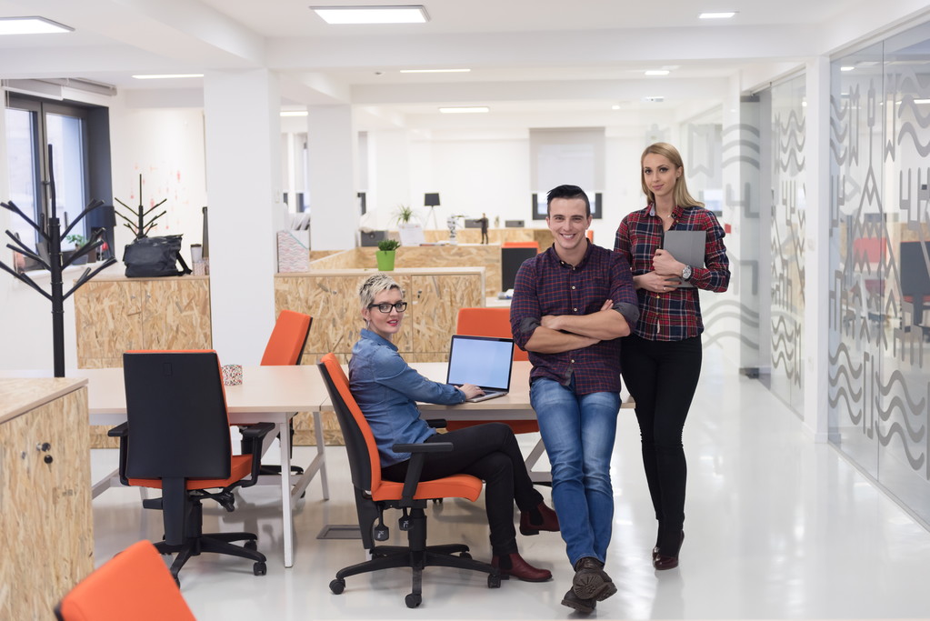 üzleti emberek csoportkép modern irodában - Fotó, kép