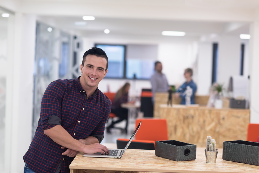 startup business, retrato de hombre joven en la oficina moderna
 - Foto, imagen