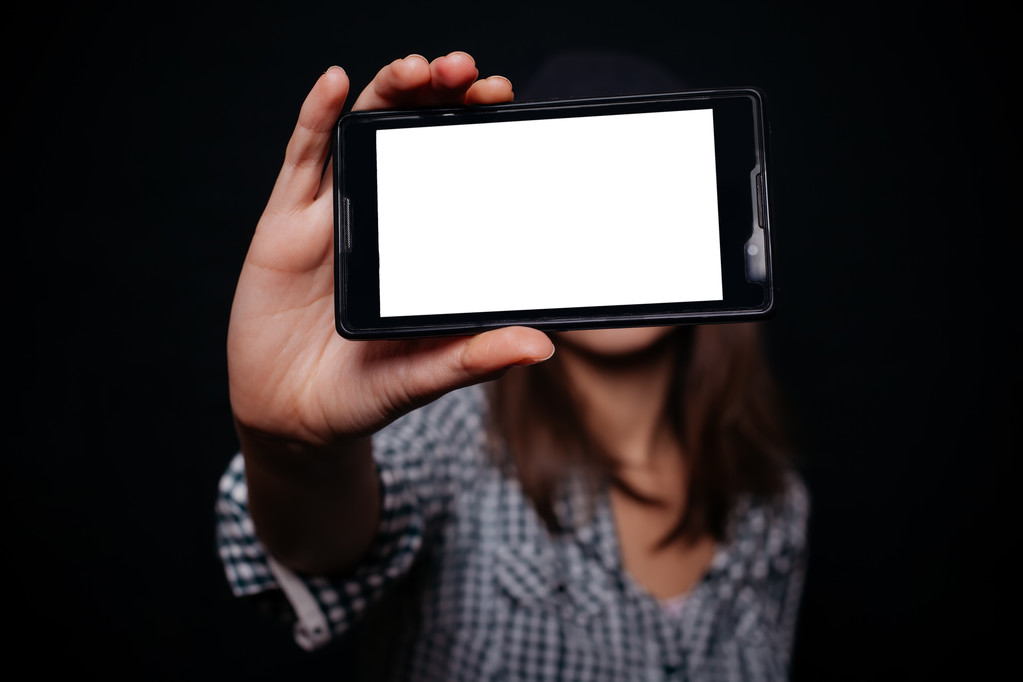 Хипстерская девушка фотографирует автопортрет смартфона, вид на экран
 - Фото, изображение