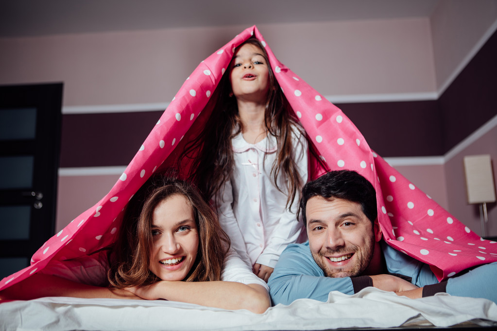 glückliche Familie unter einer Decke - Foto, Bild