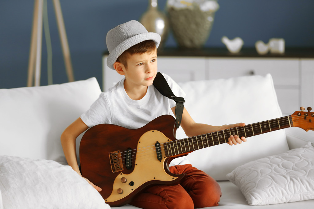 chłopiec gra gitara   - Zdjęcie, obraz