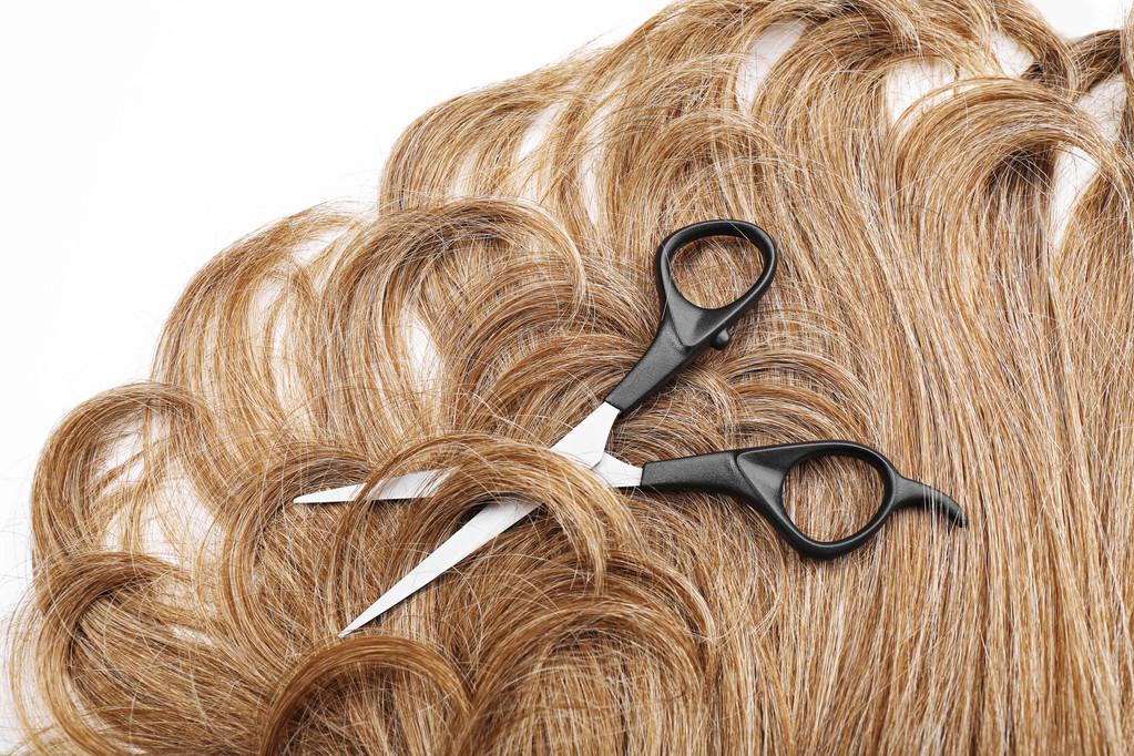 Tijeras de peluquería con pelo castaño, aisladas en blanco
 - Foto, Imagen