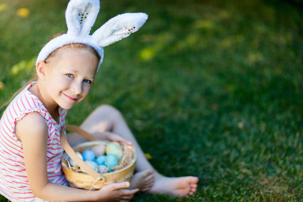 Pieni tyttö pääsiäismunia
 - Valokuva, kuva