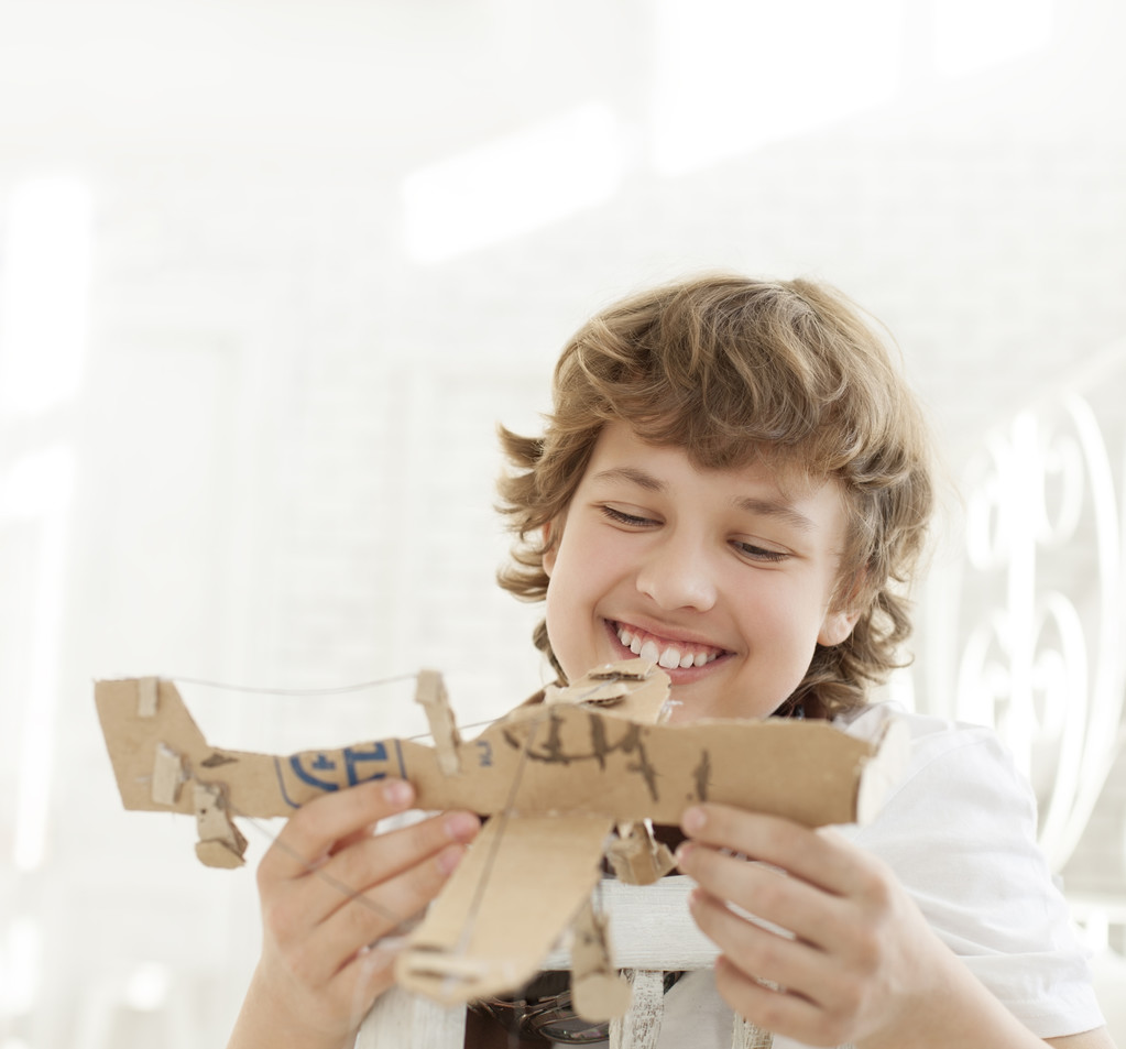 підліток з моделлю літака
 - Фото, зображення