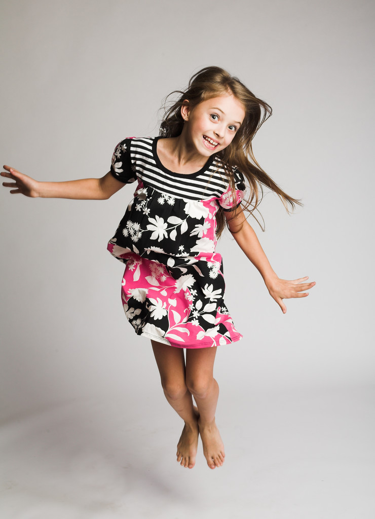 kleines Mädchen springt vor Freude - Foto, Bild