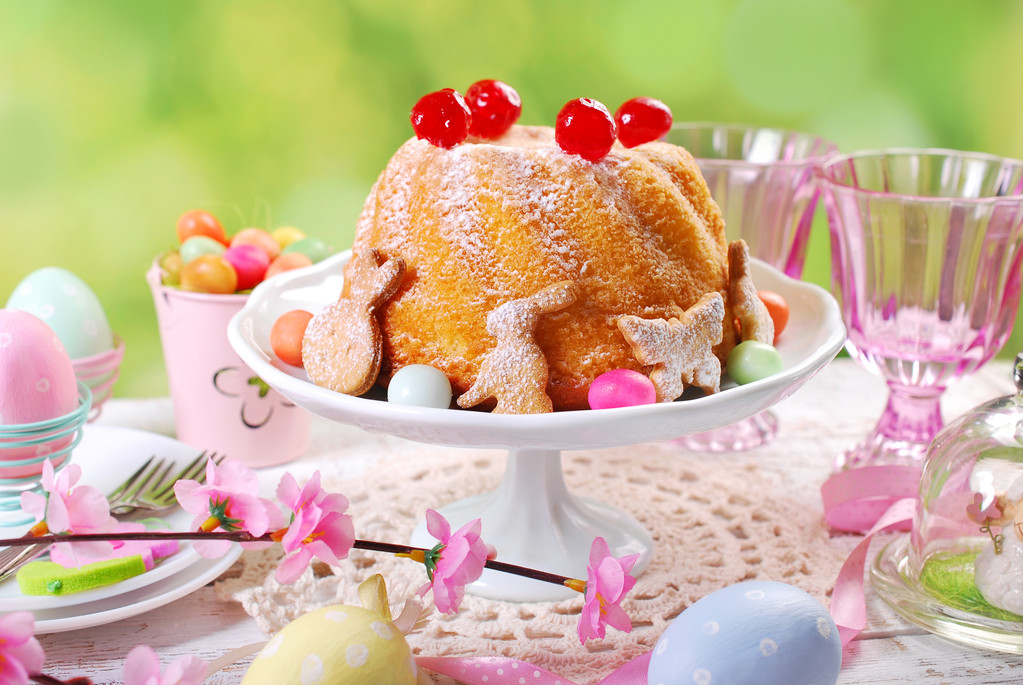 Paskalya yüzük kek kiraz dekorasyon ve krema şeker - Fotoğraf, Görsel