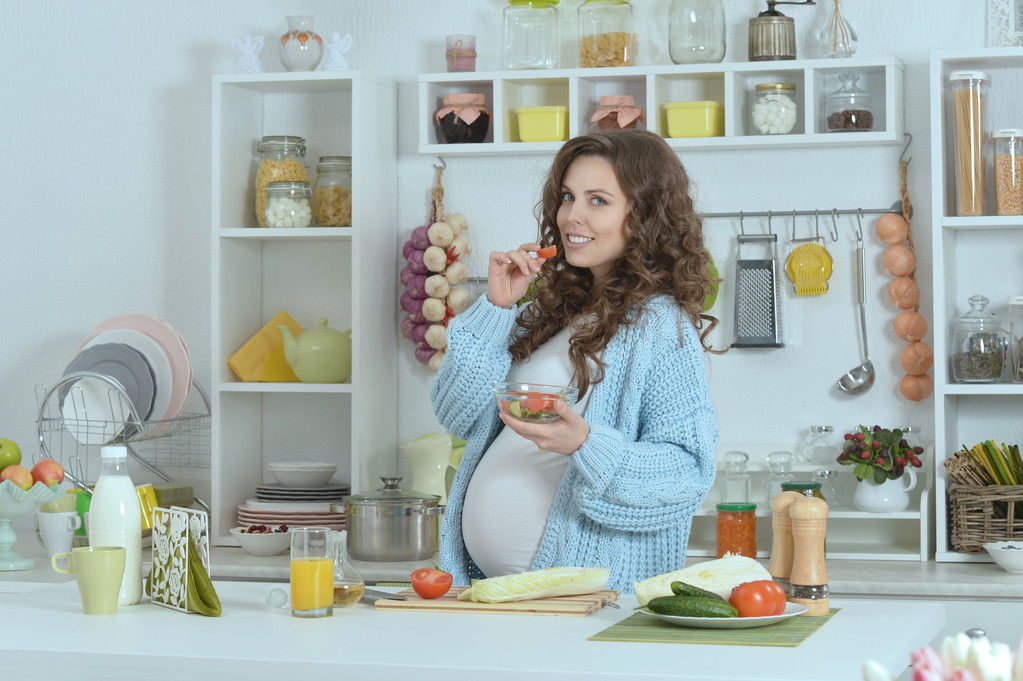 szép terhes nő az élelmiszer - Fotó, kép
