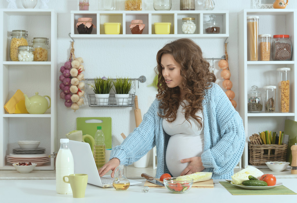 mooie zwangere vrouw met voedsel - Foto, afbeelding