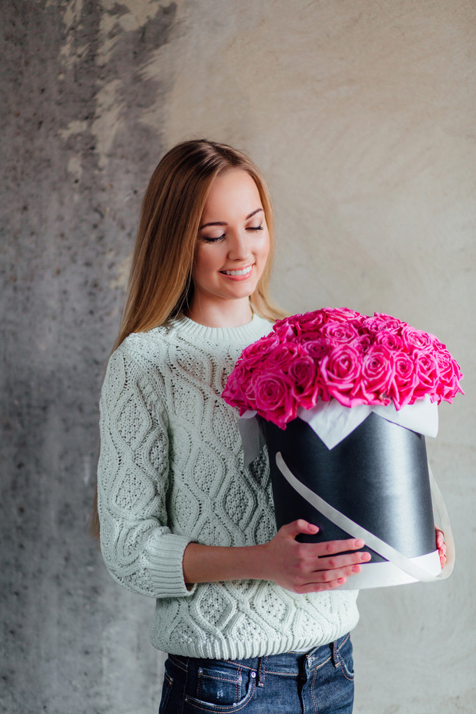 Chica con sombrero caja flores
 - Foto, Imagen