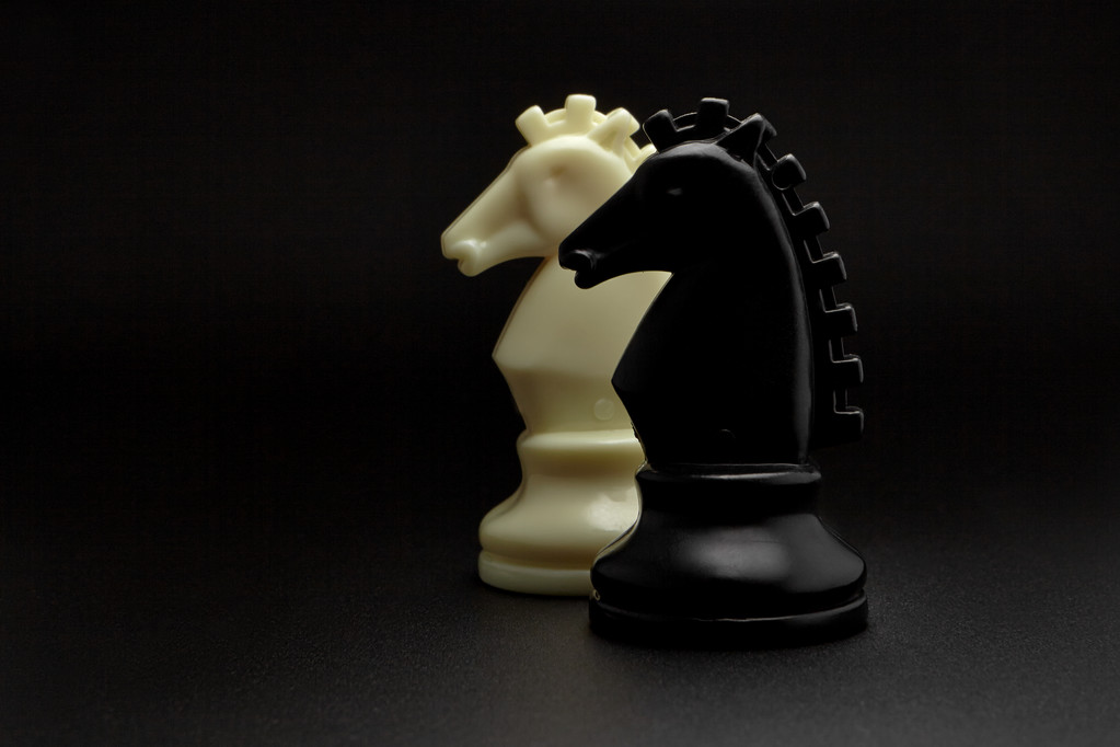 Šachy. Černá a bílá rytířů na černém pozadí. Sada Šachové figury. Šachové koně. - Fotografie, Obrázek